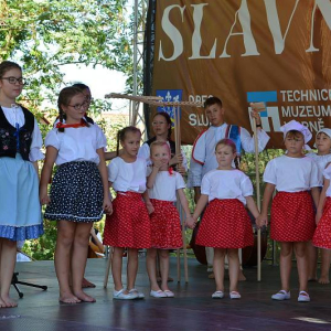 Vystoupení folklórního souboru Rozmarýnek na Slavnostech chleba ve Slupi.